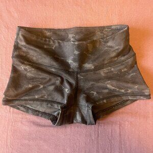 EUC - Lululemon Wonder under High-Rise Short 2" Black and Gray - SIZE 4